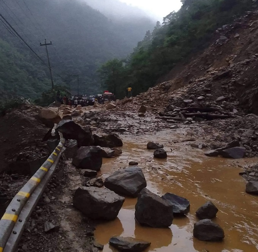 नारायणगढ-मुग्लिन सडकमा पहिरोले २ बस बगायो, कास्कीमा पहिरोमा पुरिएर १० जनाको मृत्यु